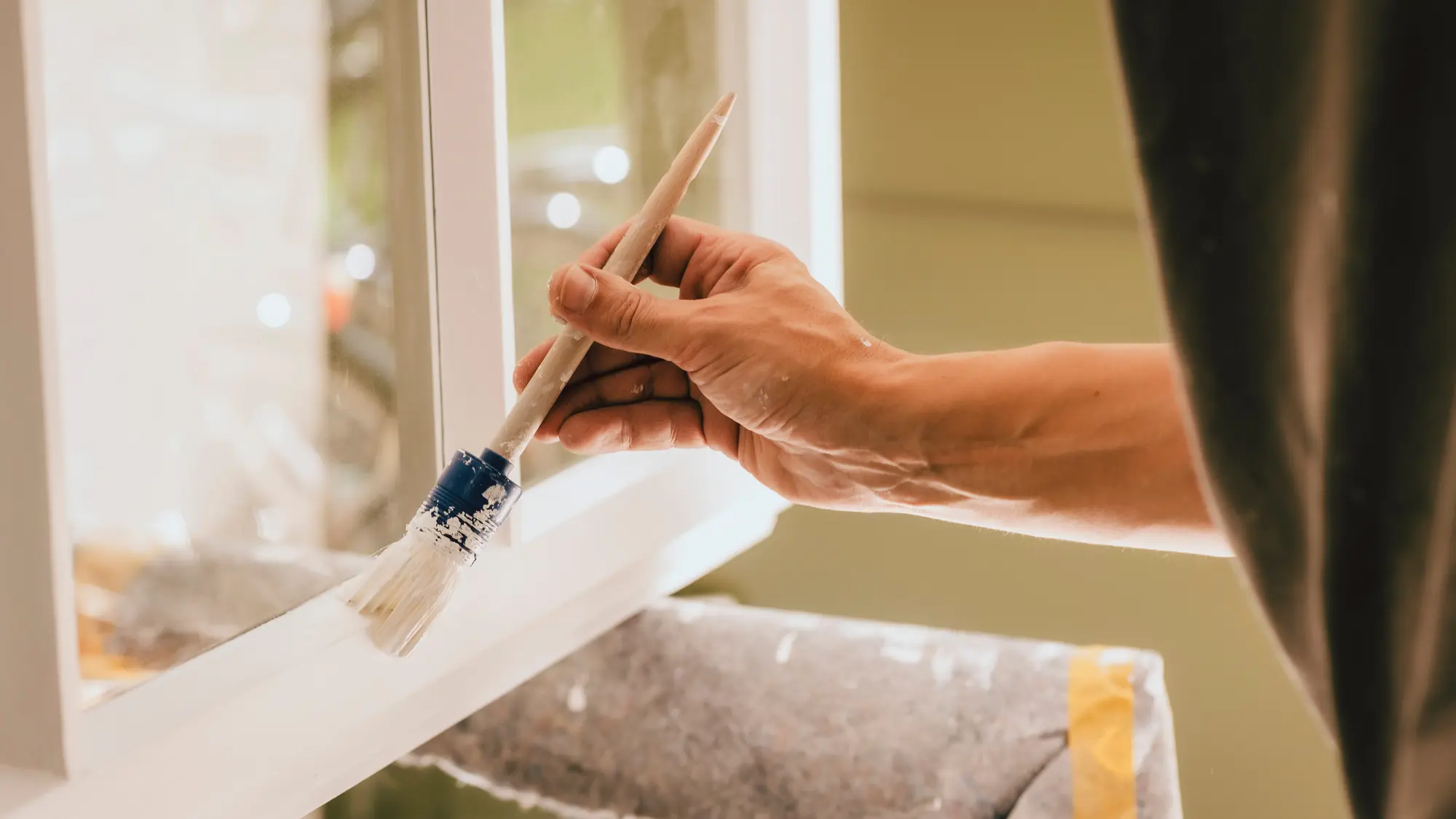 Fensterrahmen wird mit dem Pinsel gestrichen