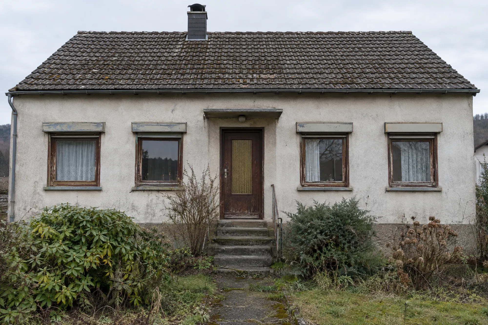 Vorher: älteres Haus mit alten Holzfenstern und alter Haustür